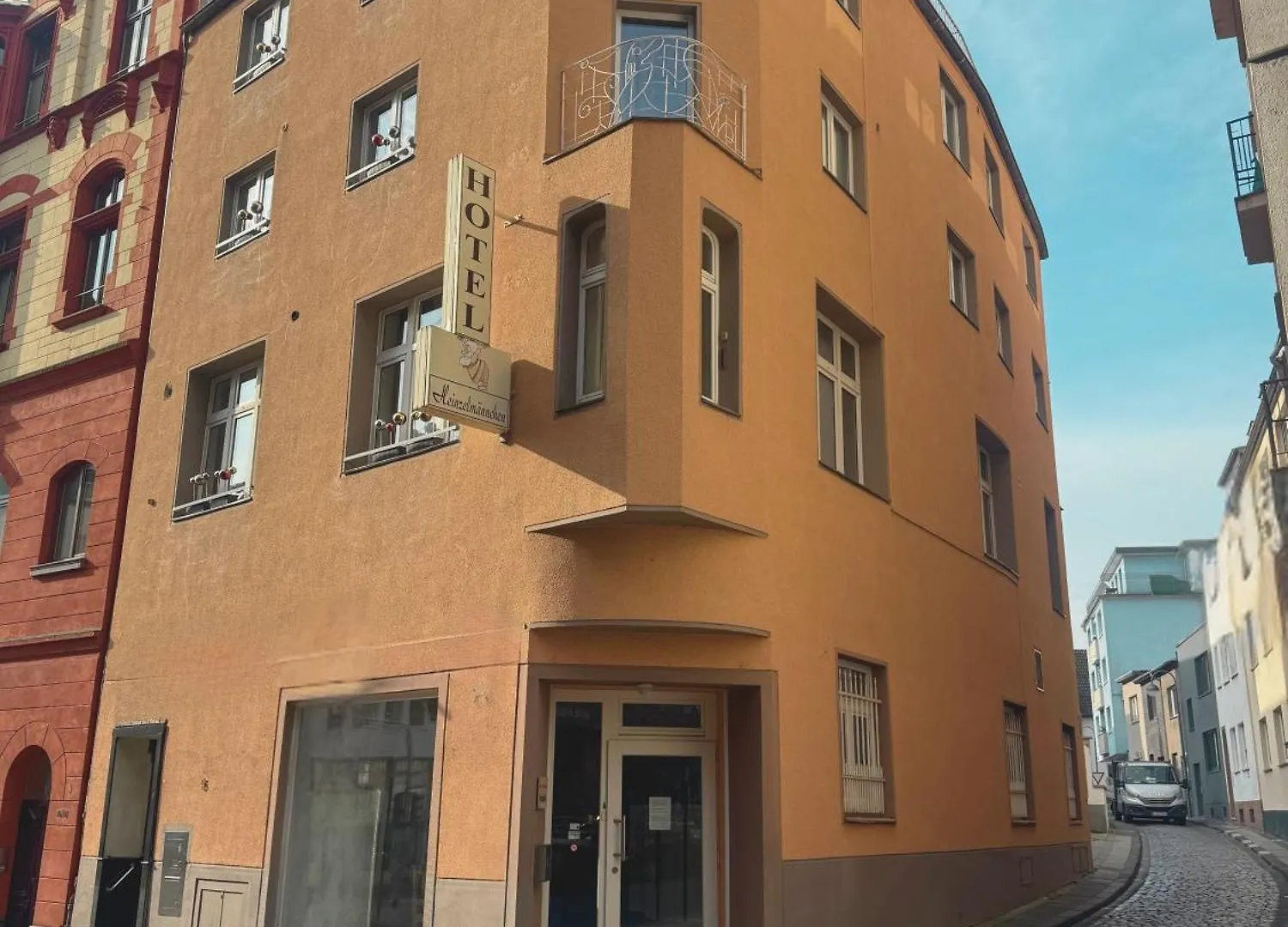 Hostel Heinzelmaennchen contacts